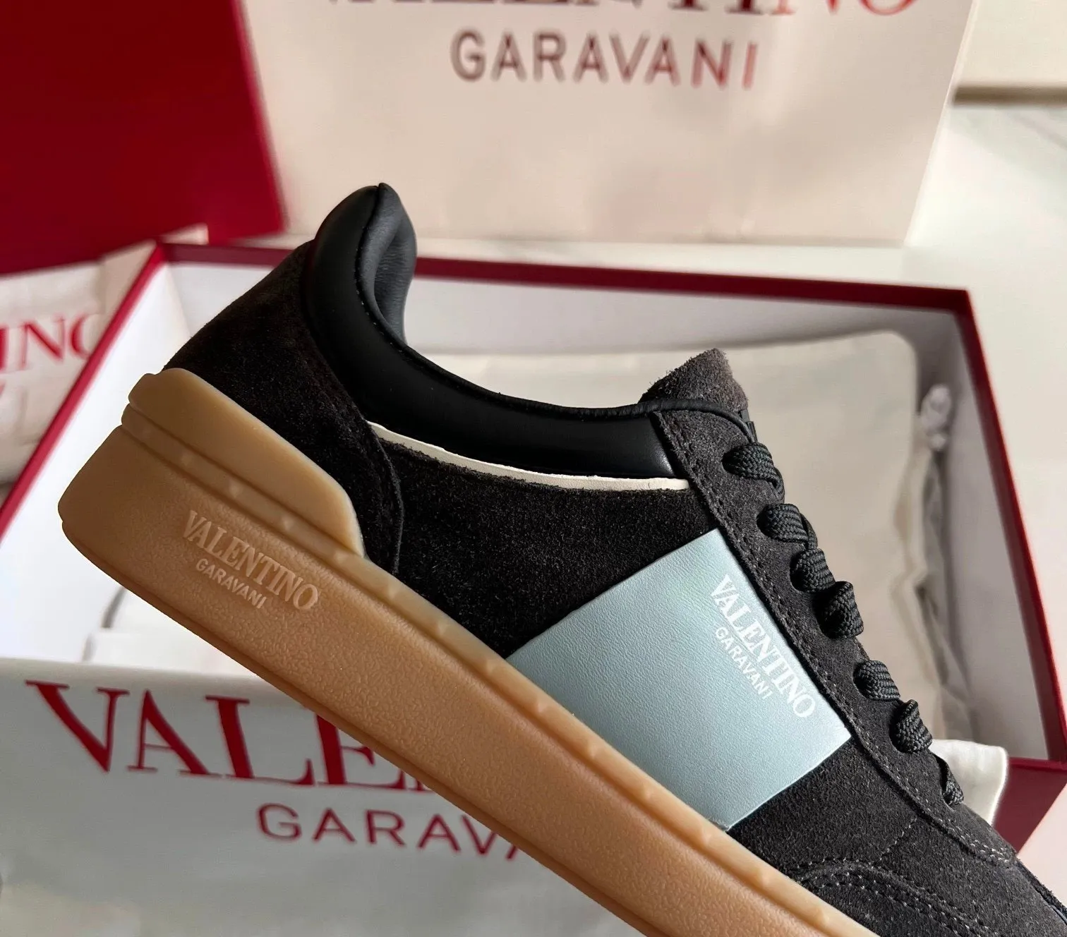Factory price: 438💰Original quality, top version on the market VALENTINO (Valentino) latest fashion week catwalk [couples 👫 model], unique design, fashionable family specializes in slim feet🔥A fashion product of Baita [strong] Fabric: The toe is made of high mercerized triangular grain cowhide and A-grade full-grain cowhide, original lasting process Inner lining: cowhide lining + men's shoes 💰U hanging mesh feet, heels and tongues decorated with VaIentin* shallow relief oversized rivets Size: 38-44, customized 45
